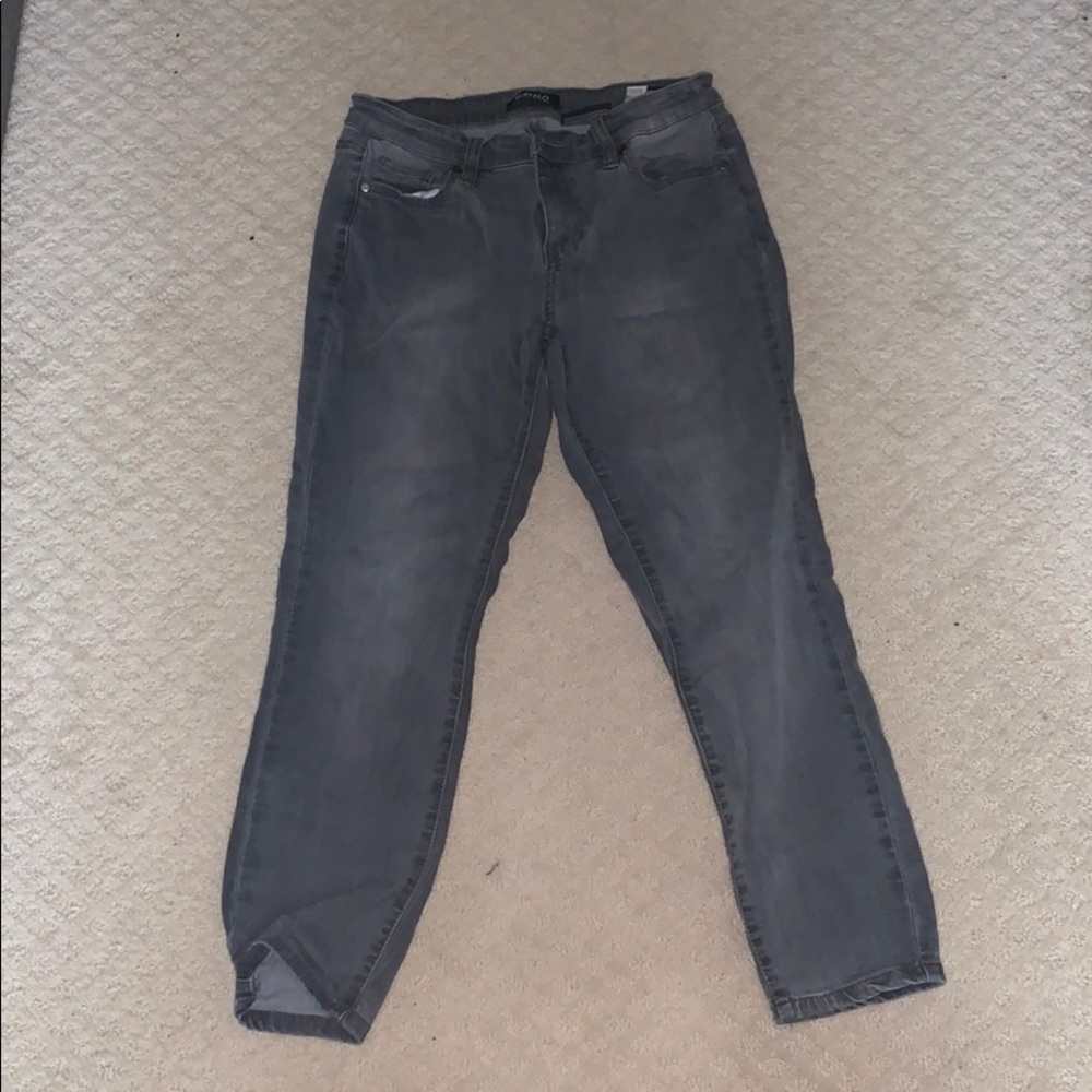 Mid-rise super soft Capri gray jeans